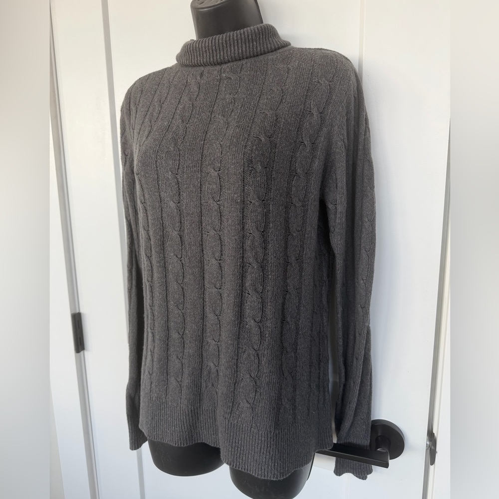 PURE ALFRED SUNG MED  TURTLENECK SWEATER
FAUX CABLE KNIT PATTERN WITH RIB TRIM